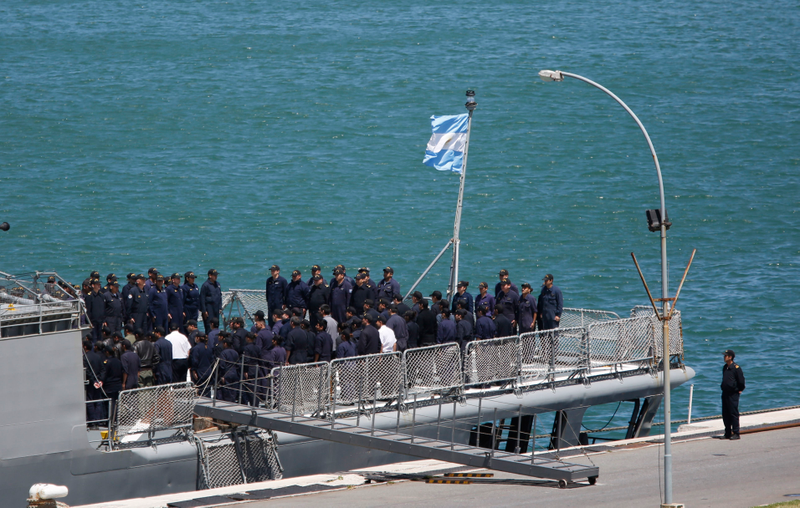 Miembros de la Armada argentina antes de partir a las labores de búsqueda. AP